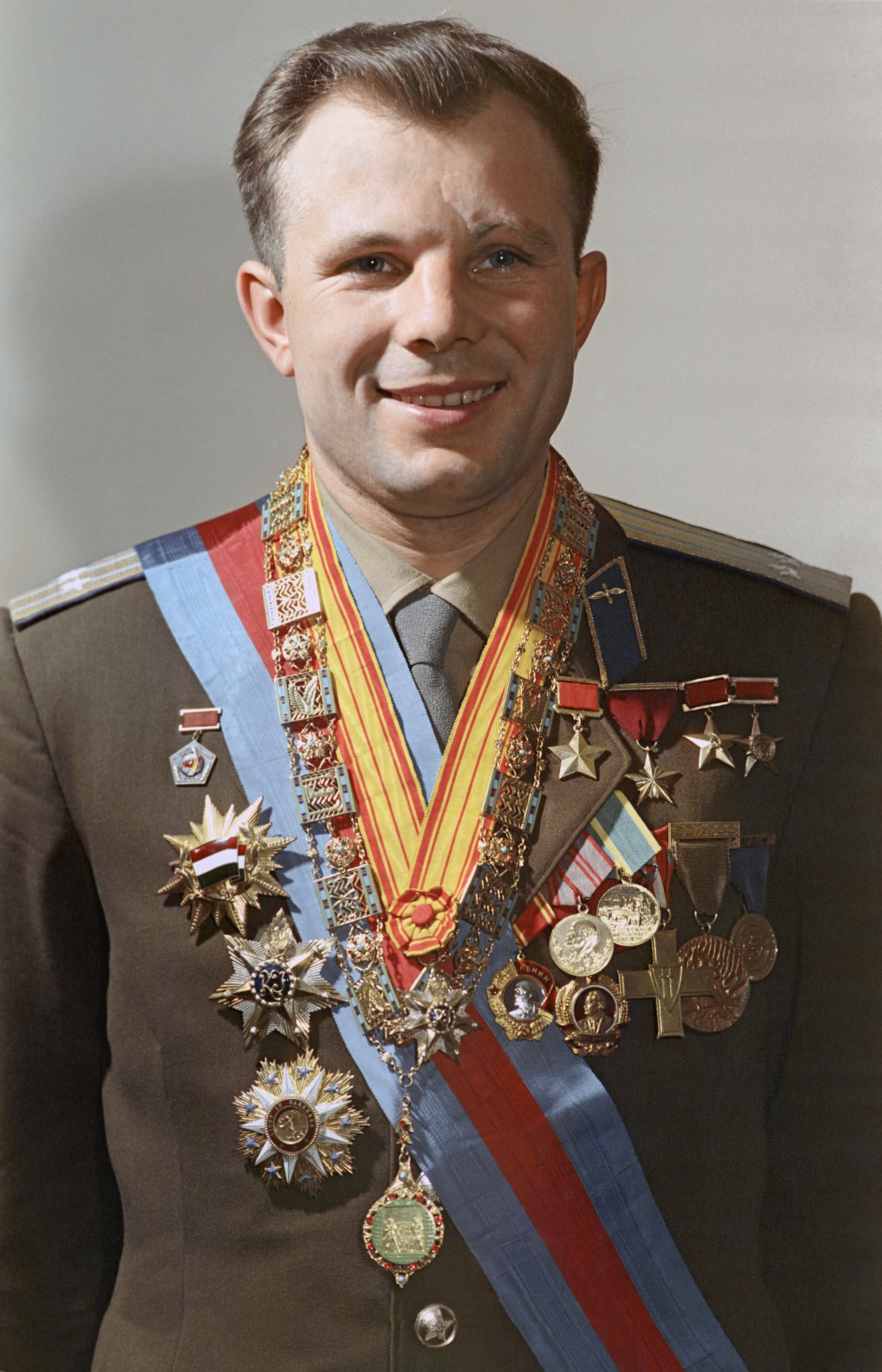 Madalyalarıyla Yuri Gagarin
